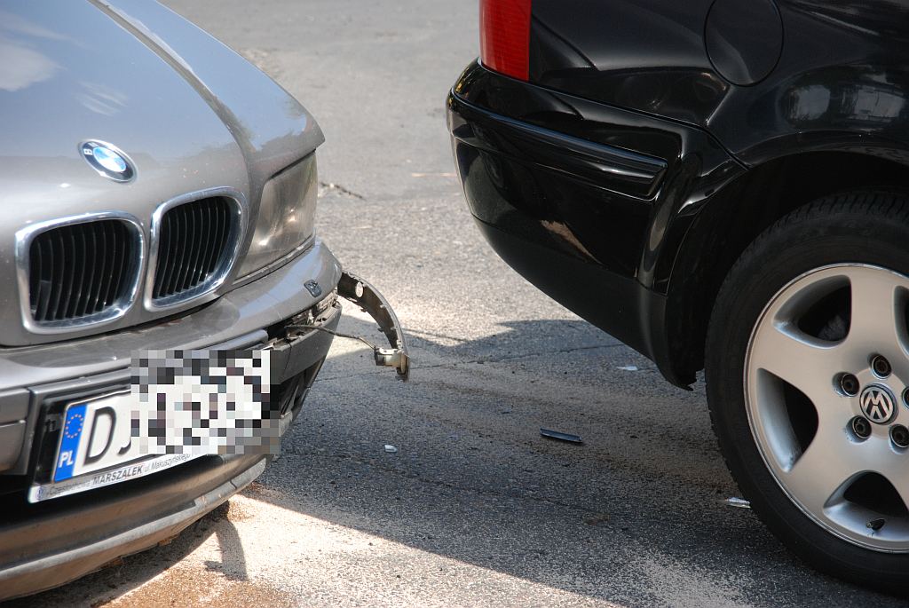 BMW i Volkswagen zderzyły się na skrzyżowaniu