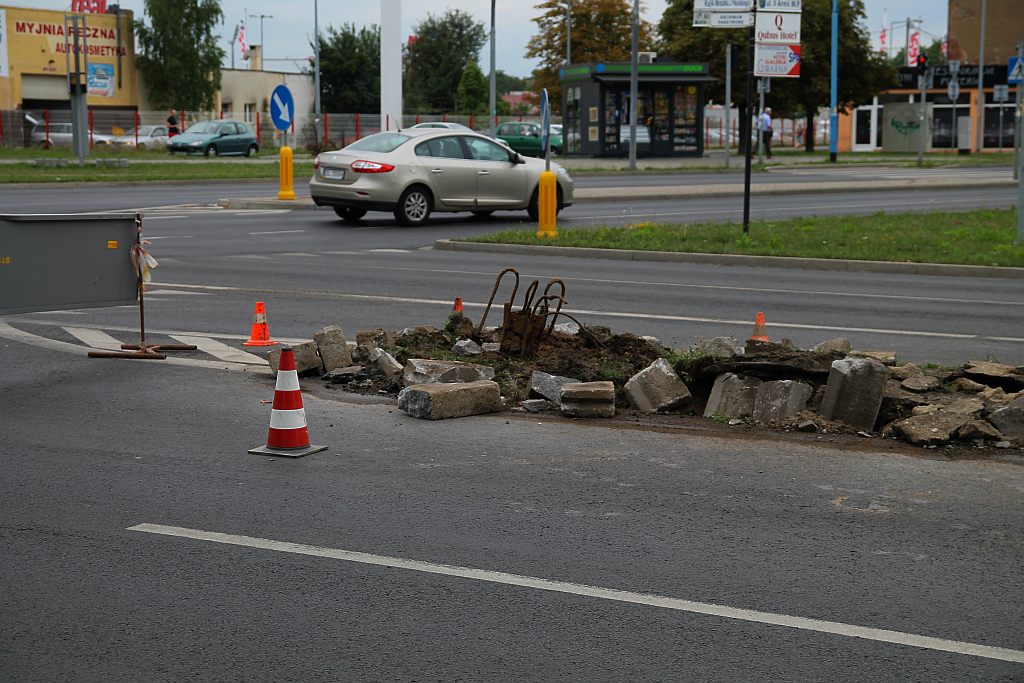 Uwaga! Zamknięty pas ruchu na Moniuszki