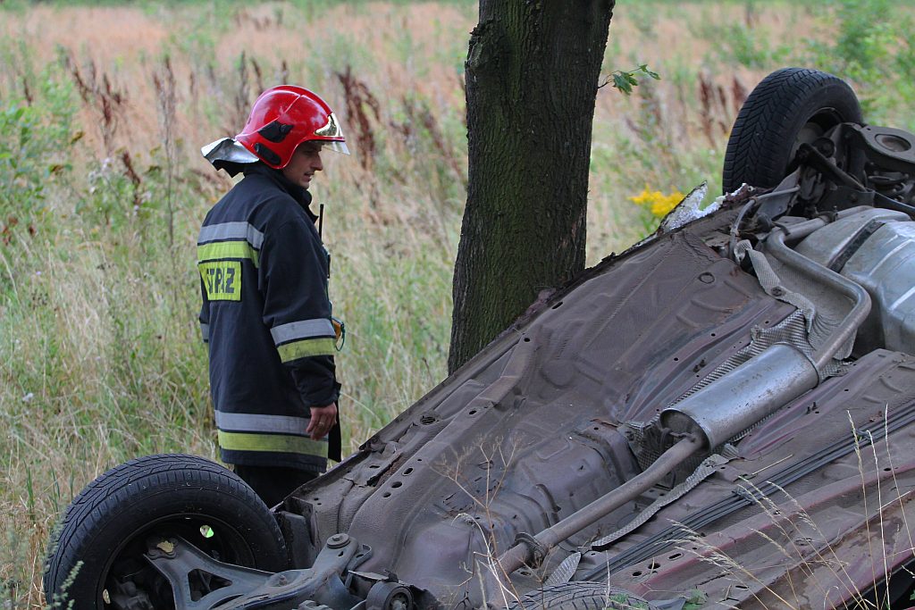 Dachował samochód. Kierowca w szpitalu