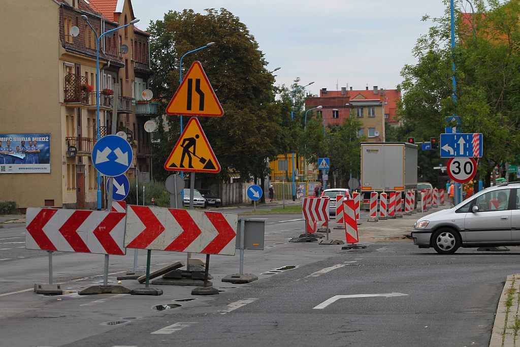 Uwaga! Zamknięty pas ruchu na Moniuszki