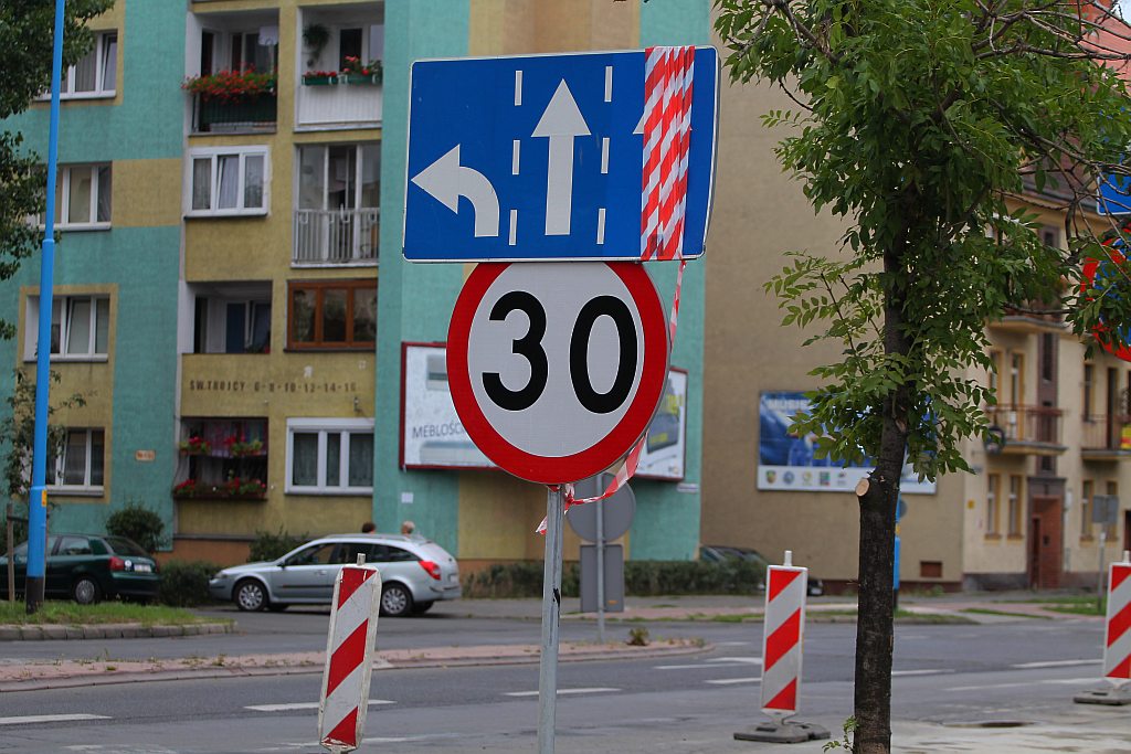 Uwaga! Zamknięty pas ruchu na Moniuszki