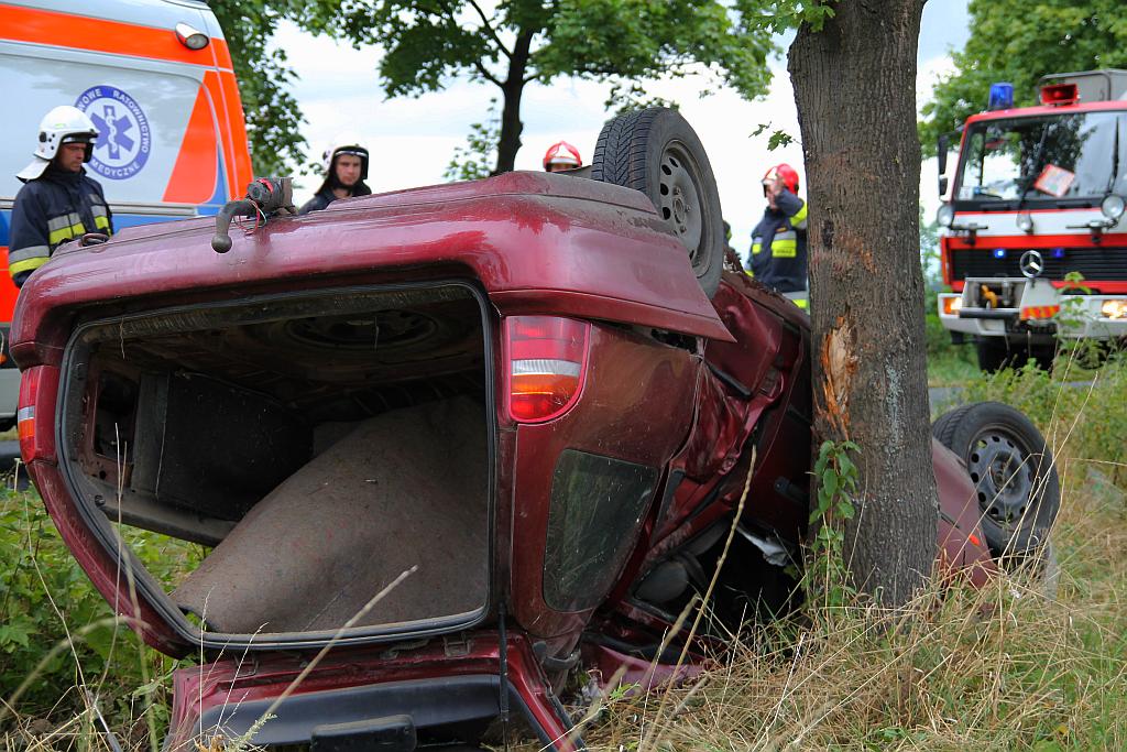 Dachował samochód. Kierowca w szpitalu