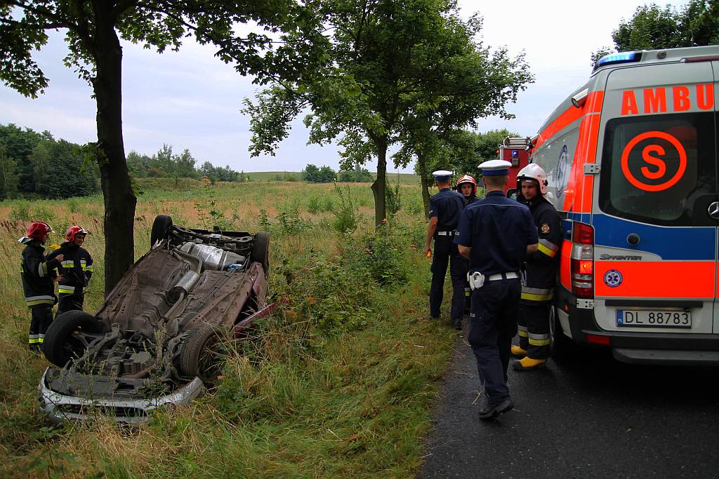 Dachował samochód. Kierowca w szpitalu