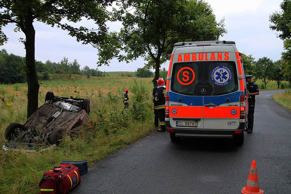 Dachował samochód. Kierowca w szpitalu