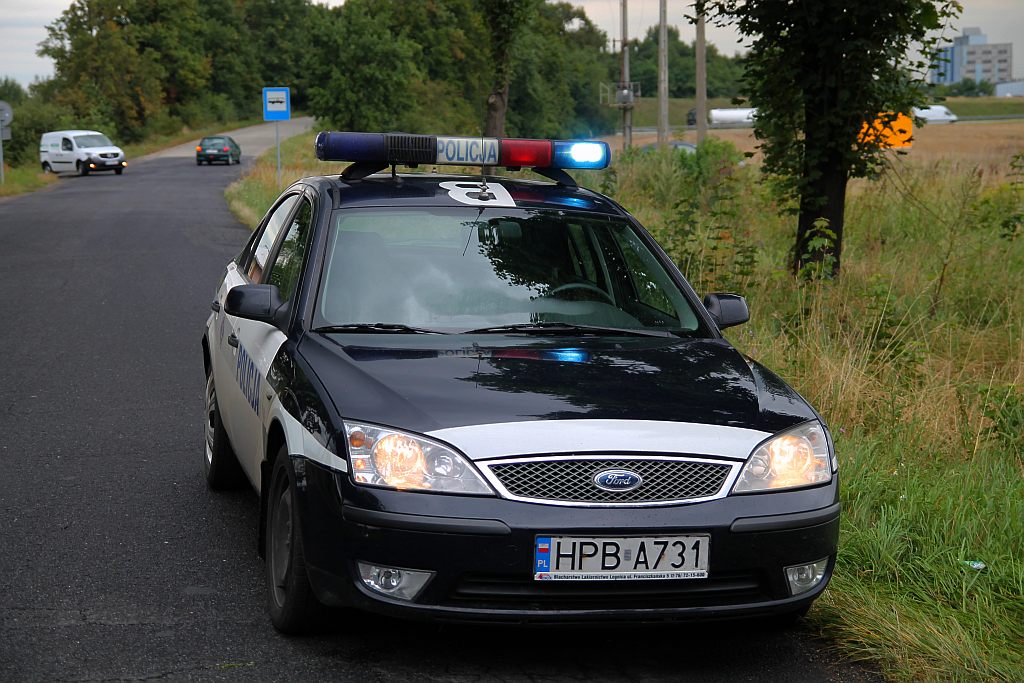 Dachował samochód. Kierowca w szpitalu