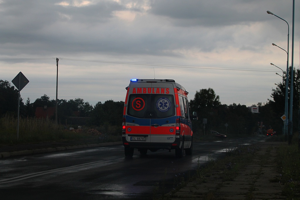 Dachował samochód. Kierowca w szpitalu