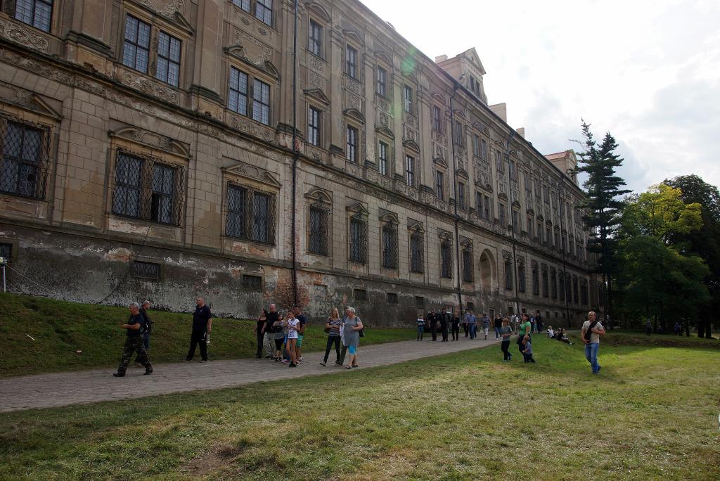 Wrogie wojska pod klasztorem w Lubiążu