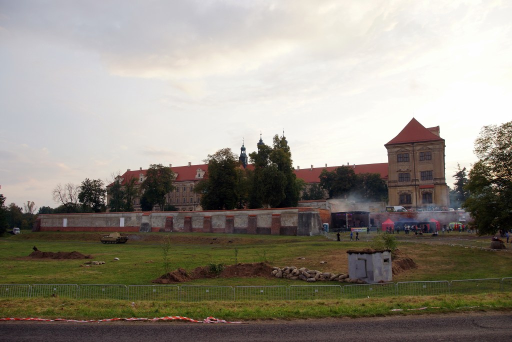 Wrogie wojska pod klasztorem w Lubiążu
