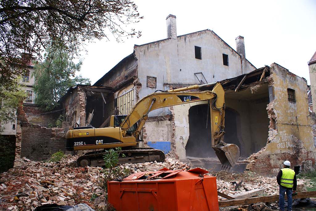 Wyburzają legendarne kino na Zakaczawiu