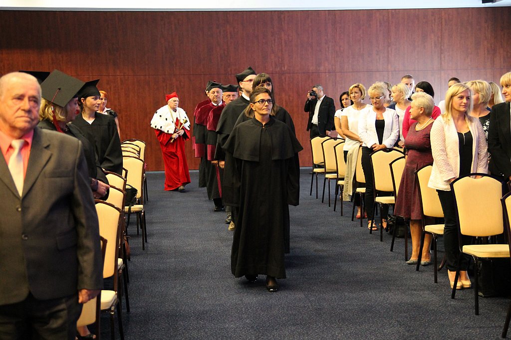 Absolwenci WSM odebrali swoje dyplomy