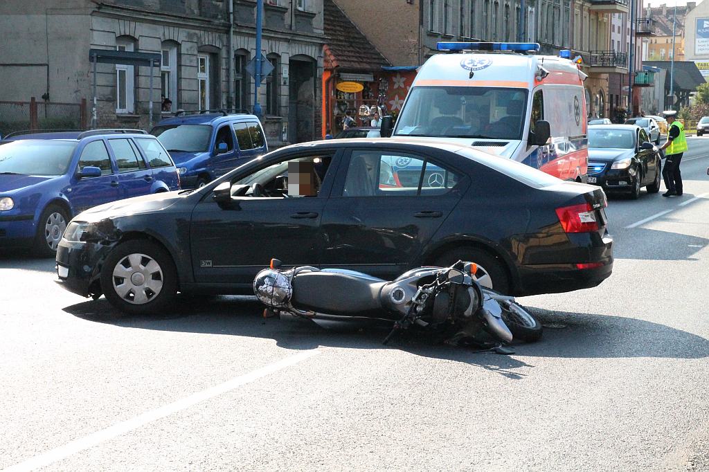 Zderzenie motocyklisty z osobówką