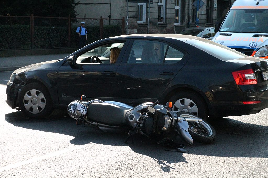 Zderzenie motocyklisty z osobówką