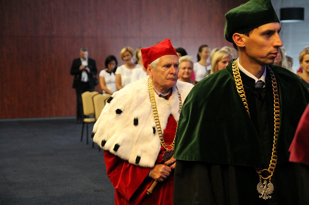 Absolwenci WSM odebrali swoje dyplomy