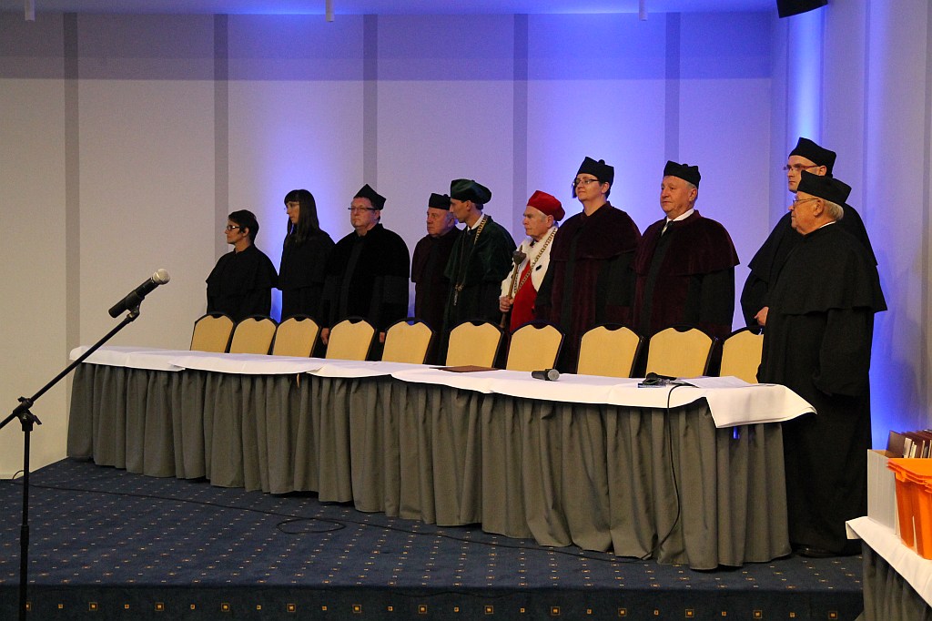 Absolwenci WSM odebrali swoje dyplomy