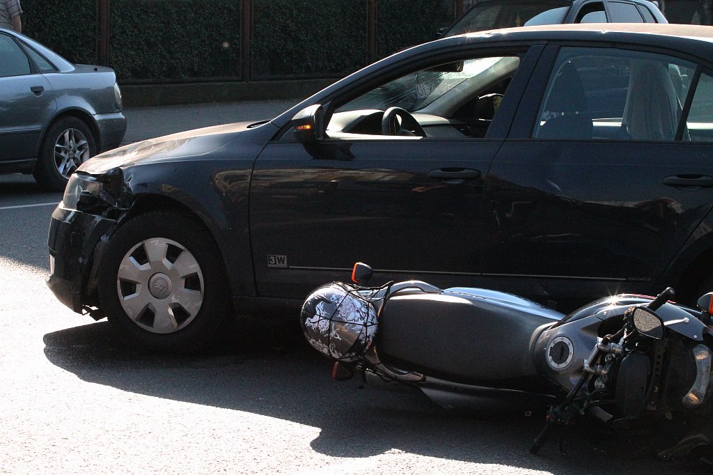 Zderzenie motocyklisty z osobówką