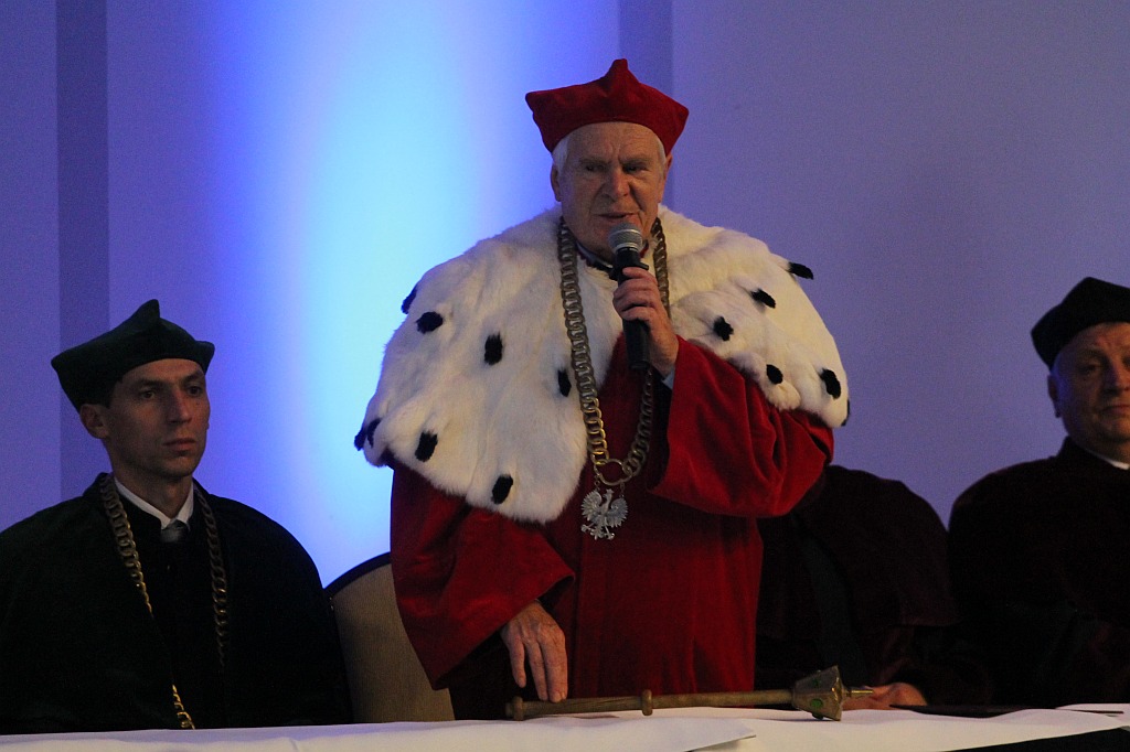 Absolwenci WSM odebrali swoje dyplomy