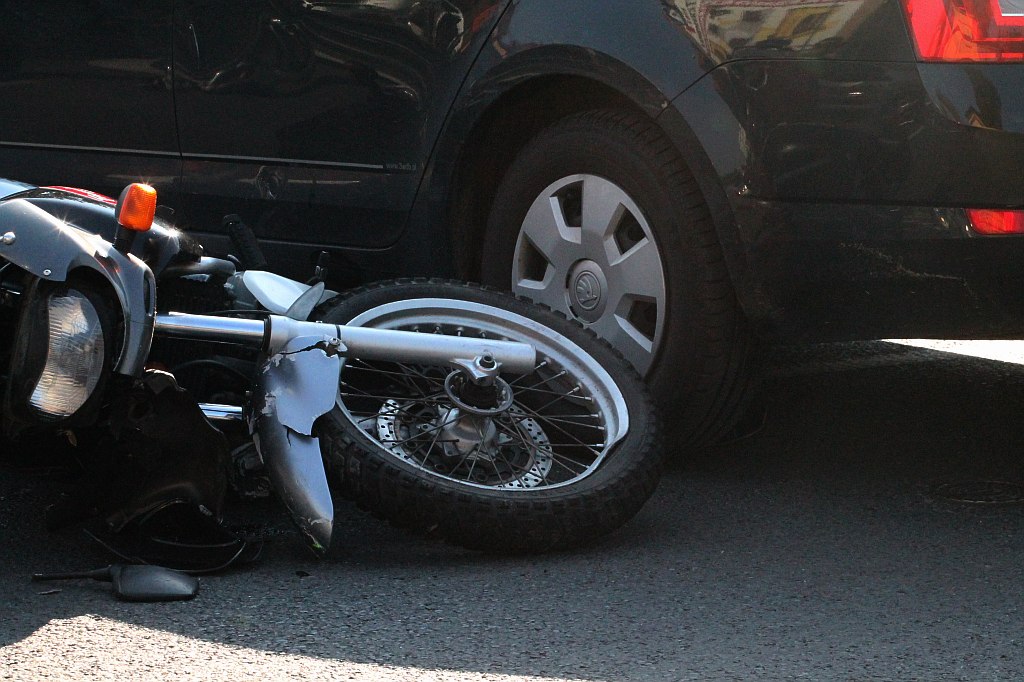 Zderzenie motocyklisty z osobówką