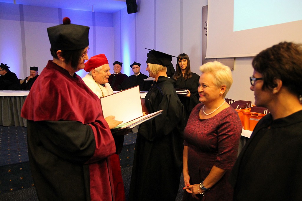 Absolwenci WSM odebrali swoje dyplomy