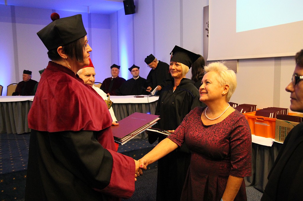 Absolwenci WSM odebrali swoje dyplomy