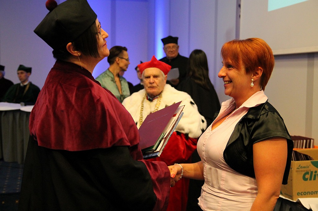 Absolwenci WSM odebrali swoje dyplomy