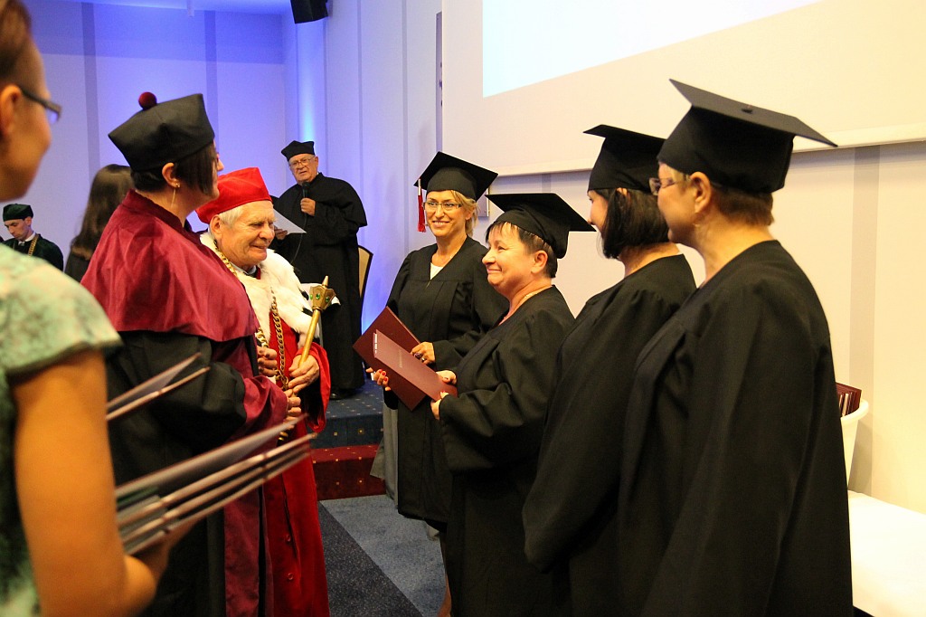 Absolwenci WSM odebrali swoje dyplomy