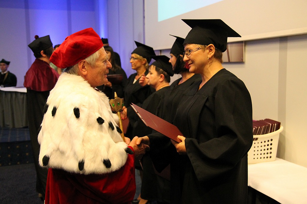 Absolwenci WSM odebrali swoje dyplomy