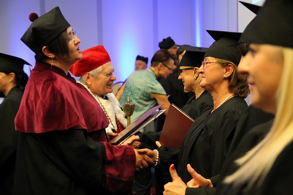 Absolwenci WSM odebrali swoje dyplomy