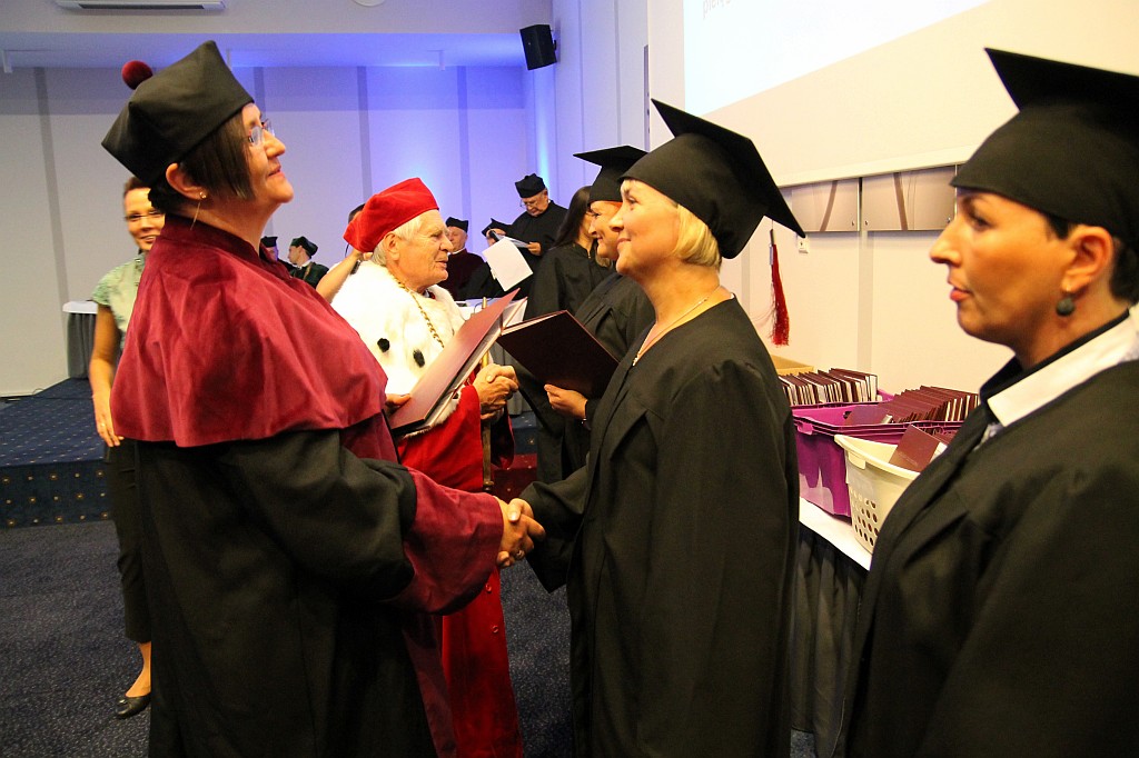 Absolwenci WSM odebrali swoje dyplomy