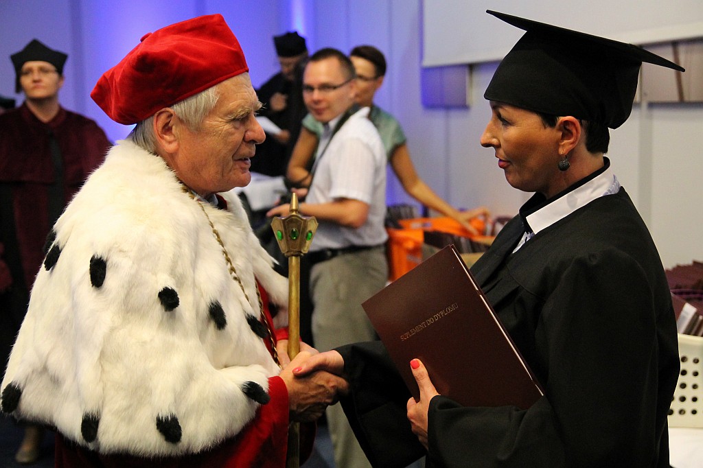 Absolwenci WSM odebrali swoje dyplomy