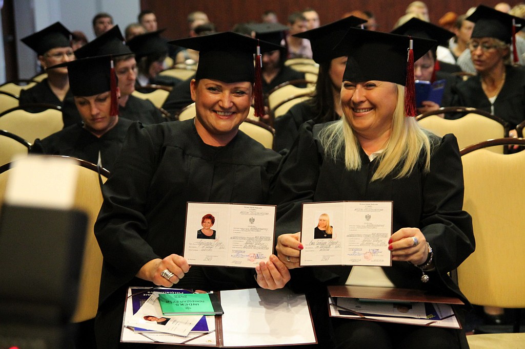 Absolwenci WSM odebrali swoje dyplomy