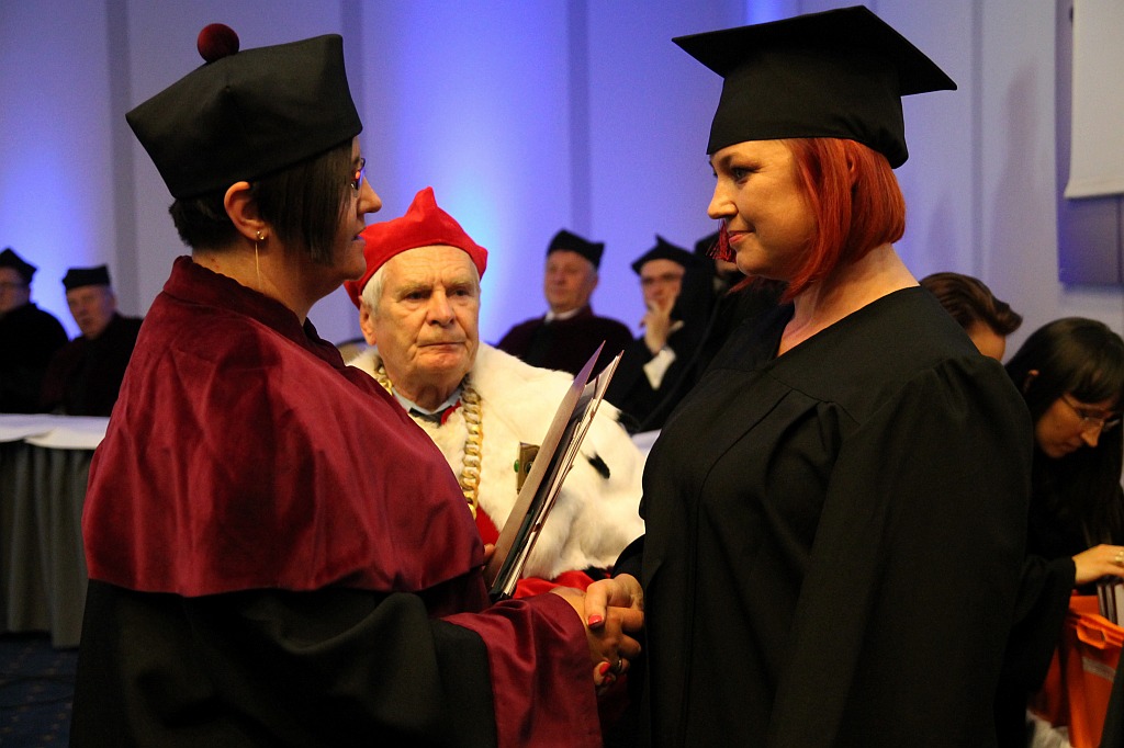 Absolwenci WSM odebrali swoje dyplomy