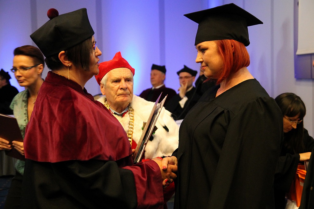 Absolwenci WSM odebrali swoje dyplomy