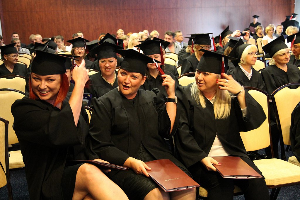 Absolwenci WSM odebrali swoje dyplomy