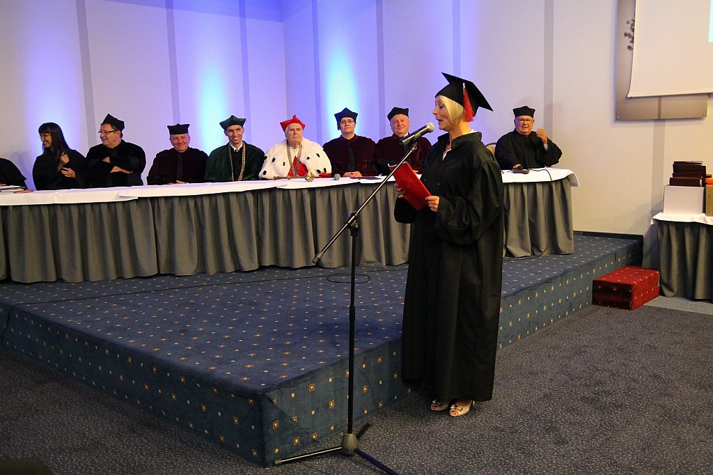 Absolwenci WSM odebrali swoje dyplomy