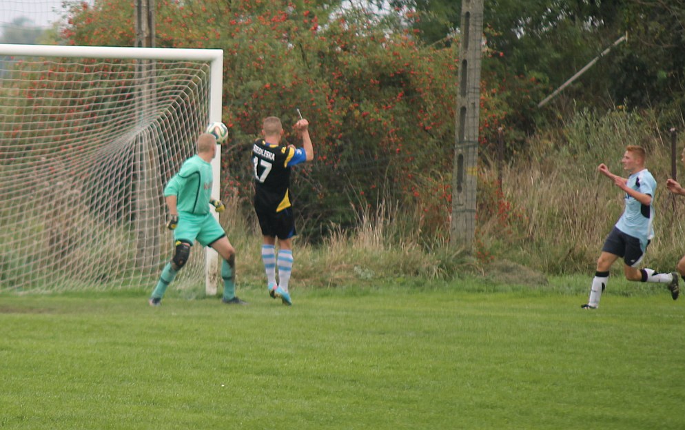 Klasa A: Błękitni - Dąb 0:2 (0:2)
