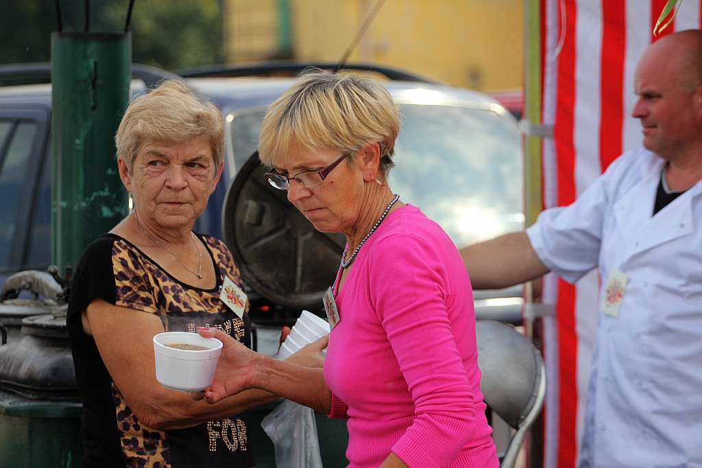 Ziemniaczane święto z welonem w tle