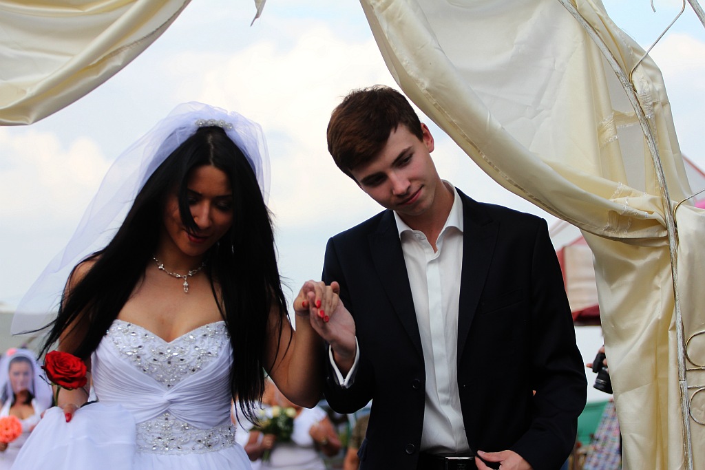 Ziemniaczane święto z welonem w tle