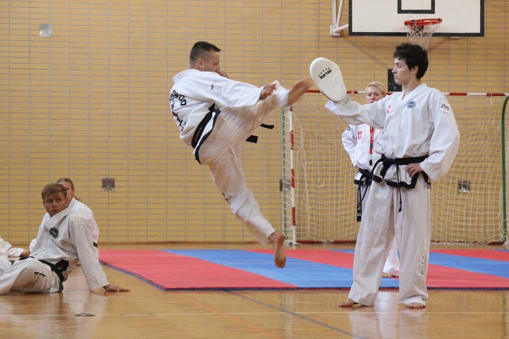 Taekwondocy LKT Legnica szlifują formę