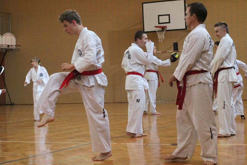 Taekwondocy LKT Legnica szlifują formę