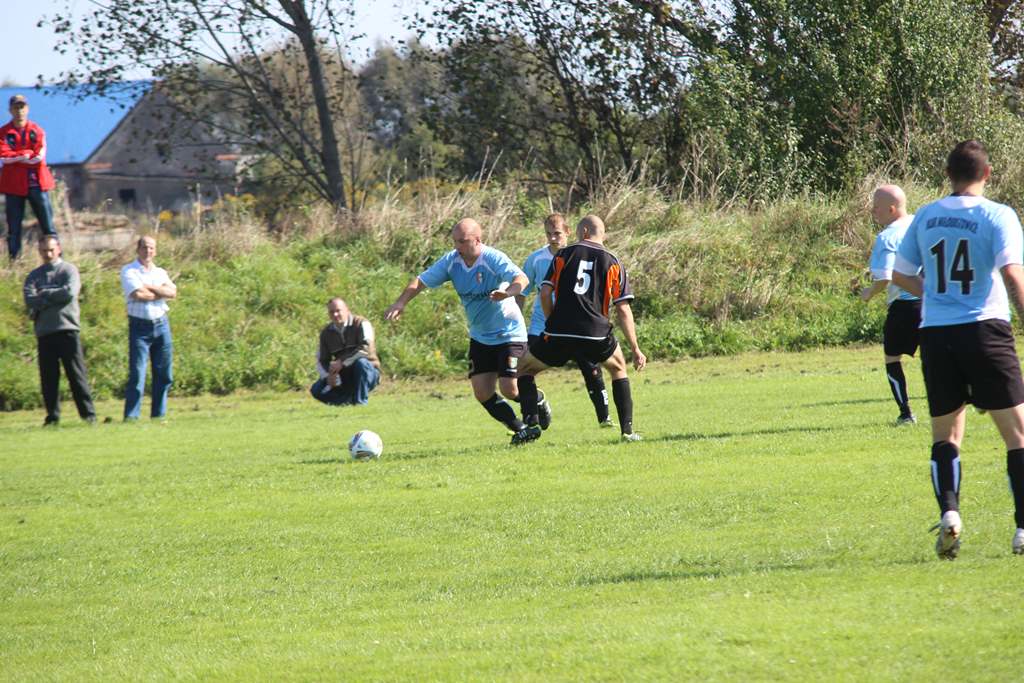Klasa B: Czarni - Ikar 2:1 (2:1)