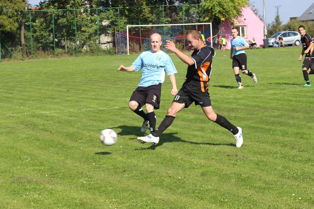 Klasa B: Czarni - Ikar 2:1 (2:1)