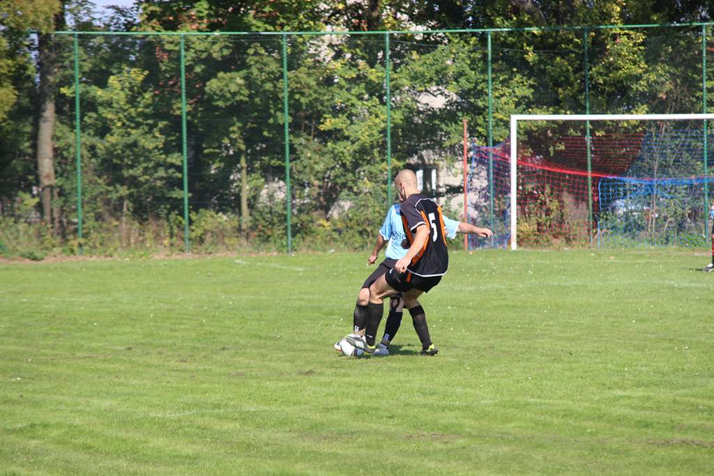 Klasa B: Czarni - Ikar 2:1 (2:1)
