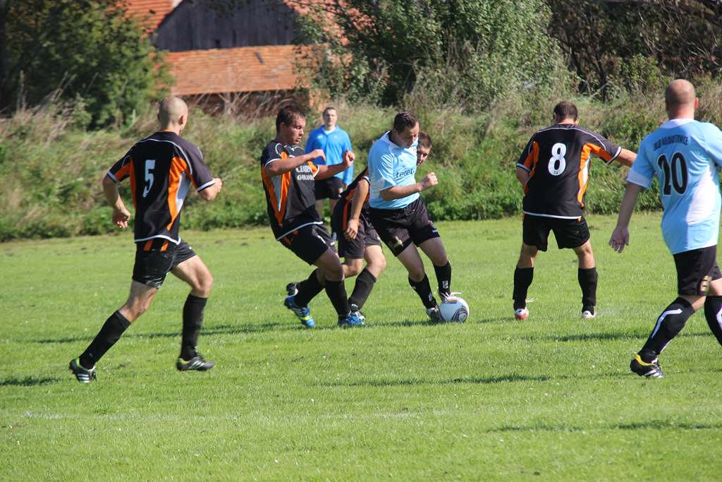Klasa B: Czarni - Ikar 2:1 (2:1)