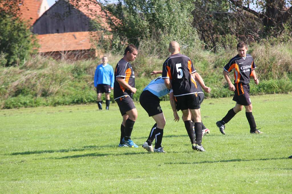 Klasa B: Czarni - Ikar 2:1 (2:1)