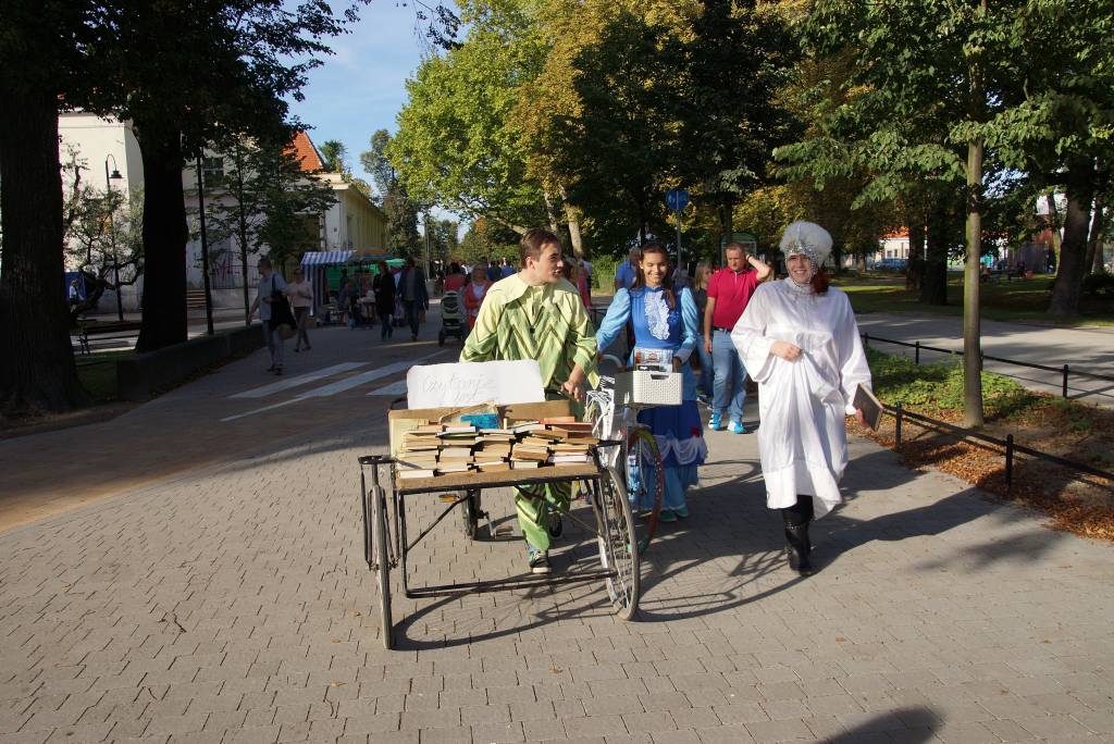 Czytanie w legnickim parku