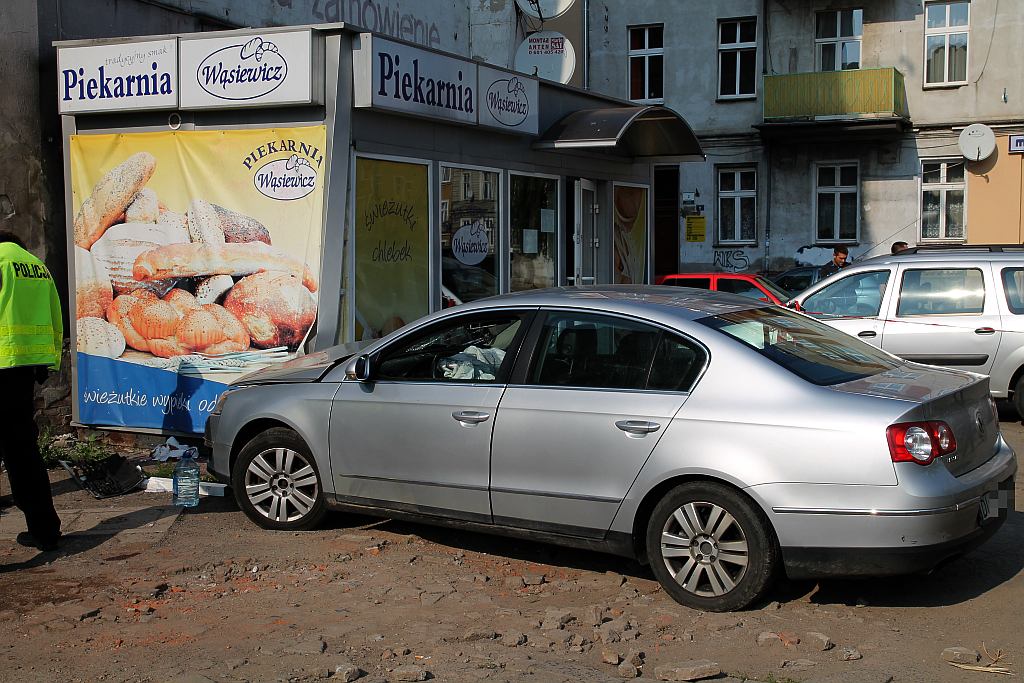 Potrącił pieszego, zniszczył sklep i uciekł