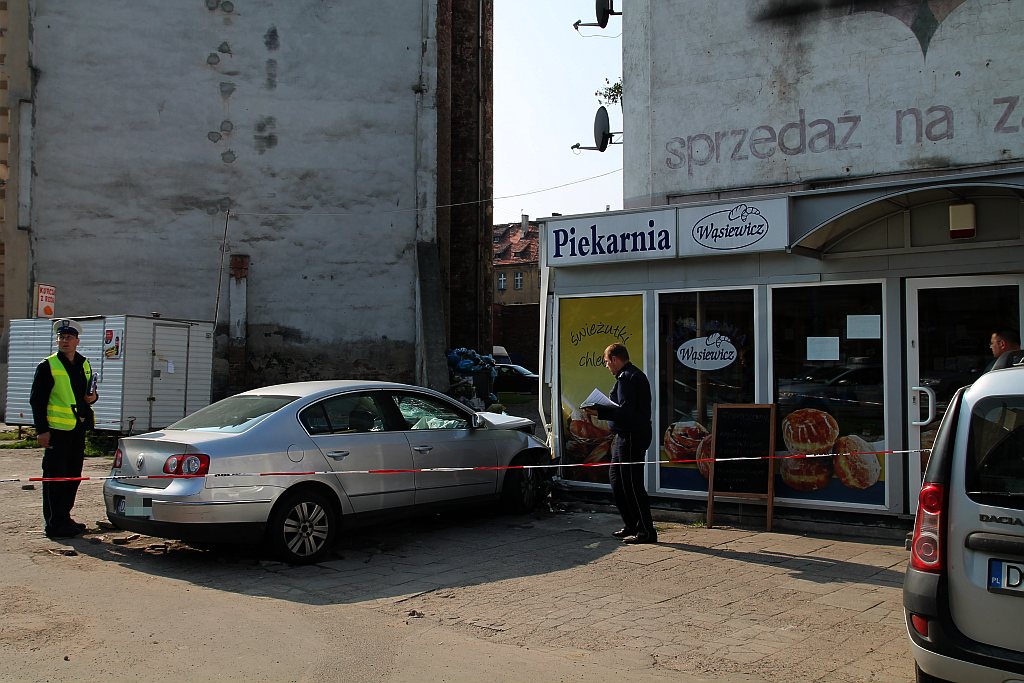 Potrącił pieszego, zniszczył sklep i uciekł