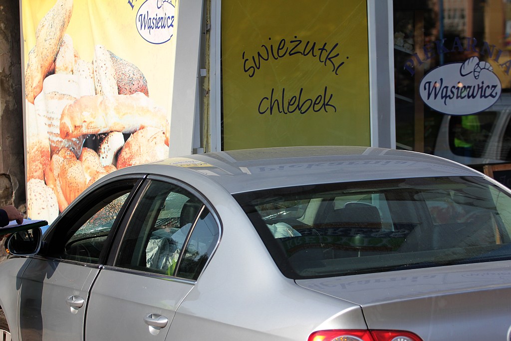 Potrącił pieszego, zniszczył sklep i uciekł