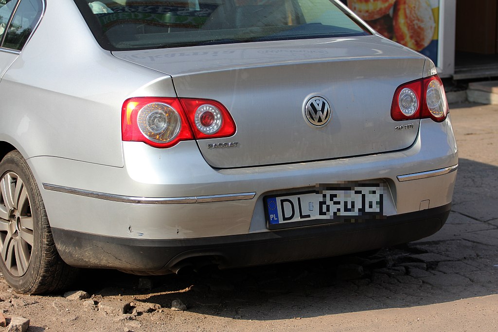 Potrącił pieszego, zniszczył sklep i uciekł