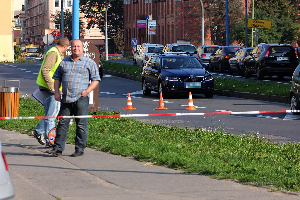 Potrącił pieszego, zniszczył sklep i uciekł